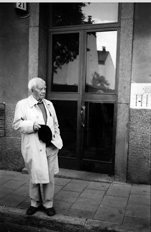 Ivar Lo-Johansson, utanför Bastugatan 21 (1986). 
Foto av Ulla Montán